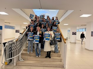 Velika slika studenti Odjela za stručne studije i profesorica Senka Borovac Zekan.jpg
